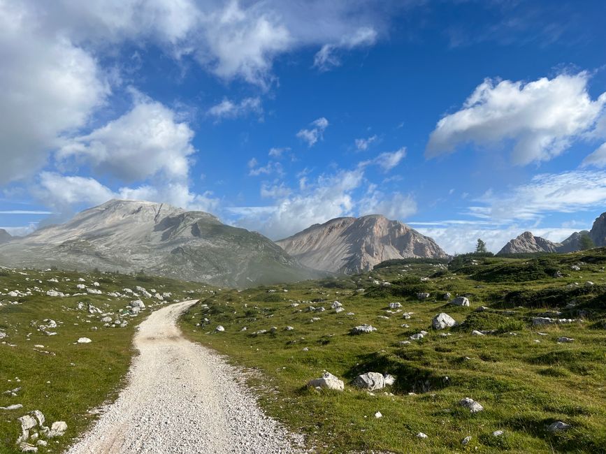 The Ordinary Virtues Of Walking: A Simple, Practical Guide